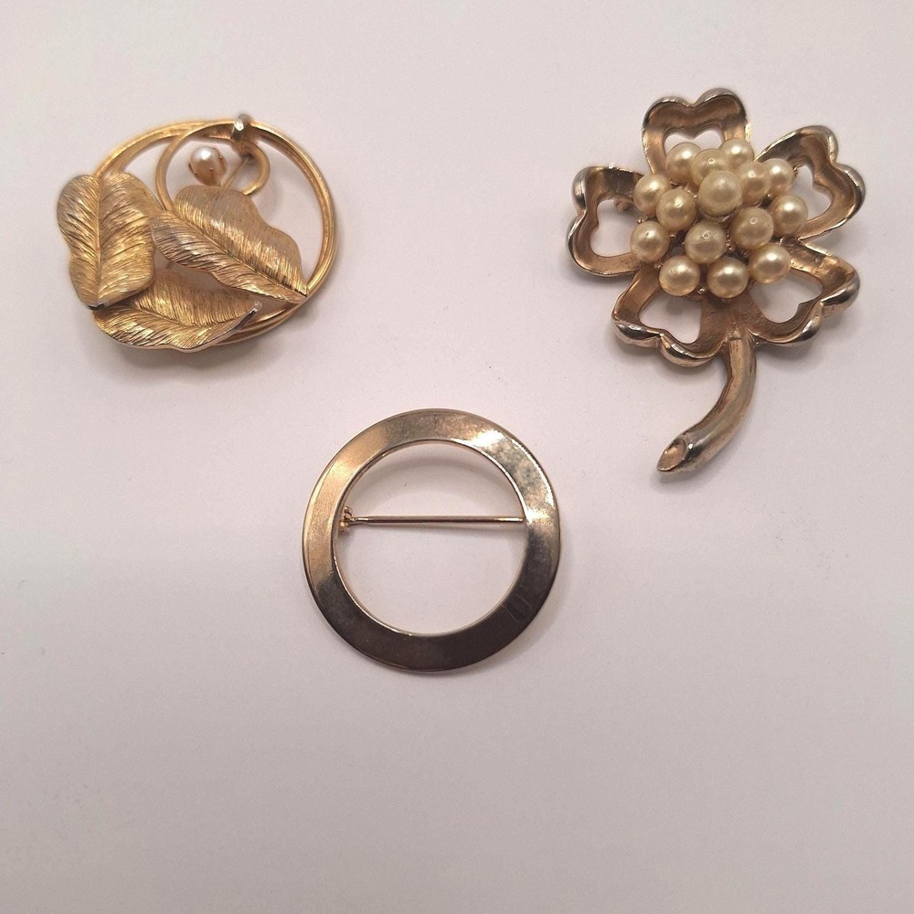 Vintage circle flower brooches with pearls in gold tone set of 3